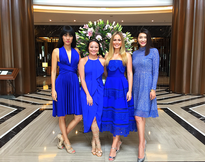 Miss Singapur (von links nach rechts), meine Freundin Desiree, ich und Miss China bei Careys Hochzeit in Kuala Lumpur