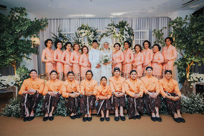 The newlyweds with their bridesmaids and groomsmen.