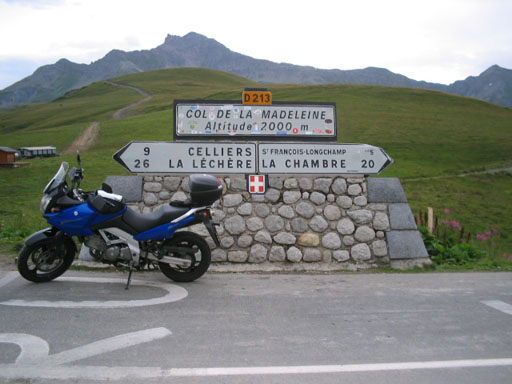 SUZUKI V-Strom DL 650 (Alpes 2004)