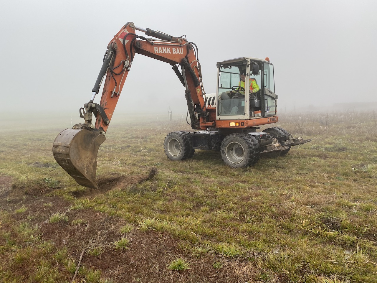 Dank der Fa. Rankbau wurden die Pflanzlöcher schnell ausgehoben