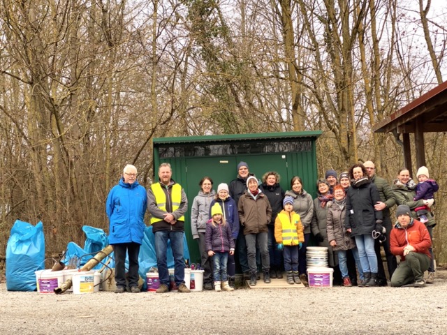 Die Sammeltruppe nach getaner Arbeit mit der "Beute", Foto: Dirk Nitschke