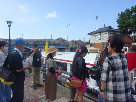 川の駅を出航