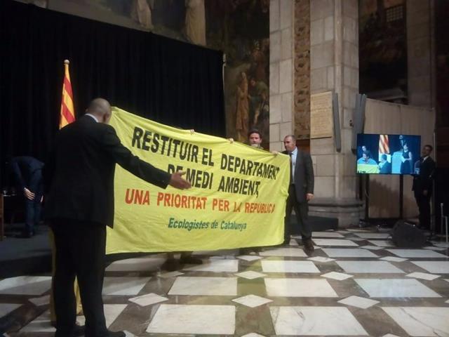 Acció reivindicativa de la Federació d’Ecologistes de Catalunya (EdC), durant l’acte d’entrega dels premis Medi Ambient 2018 que atorga la Generalitat