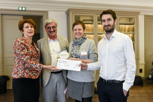 La remise du prix par Jeanne Courouble, présidente de Cocodeal, et Claude Gruffat PDG de Biocoop.