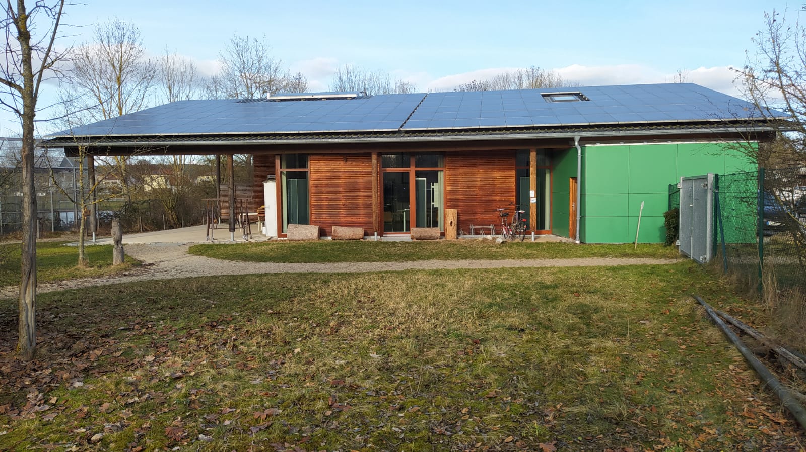 Unsere Umweltstation verfügt über eine großflächige Photovoltaikanlage und eine Solaranlage für die Warmwasserbereitung.  Die Glasfronten sind mit einem speziellen Vogelschutz-Glas ausgestattet.