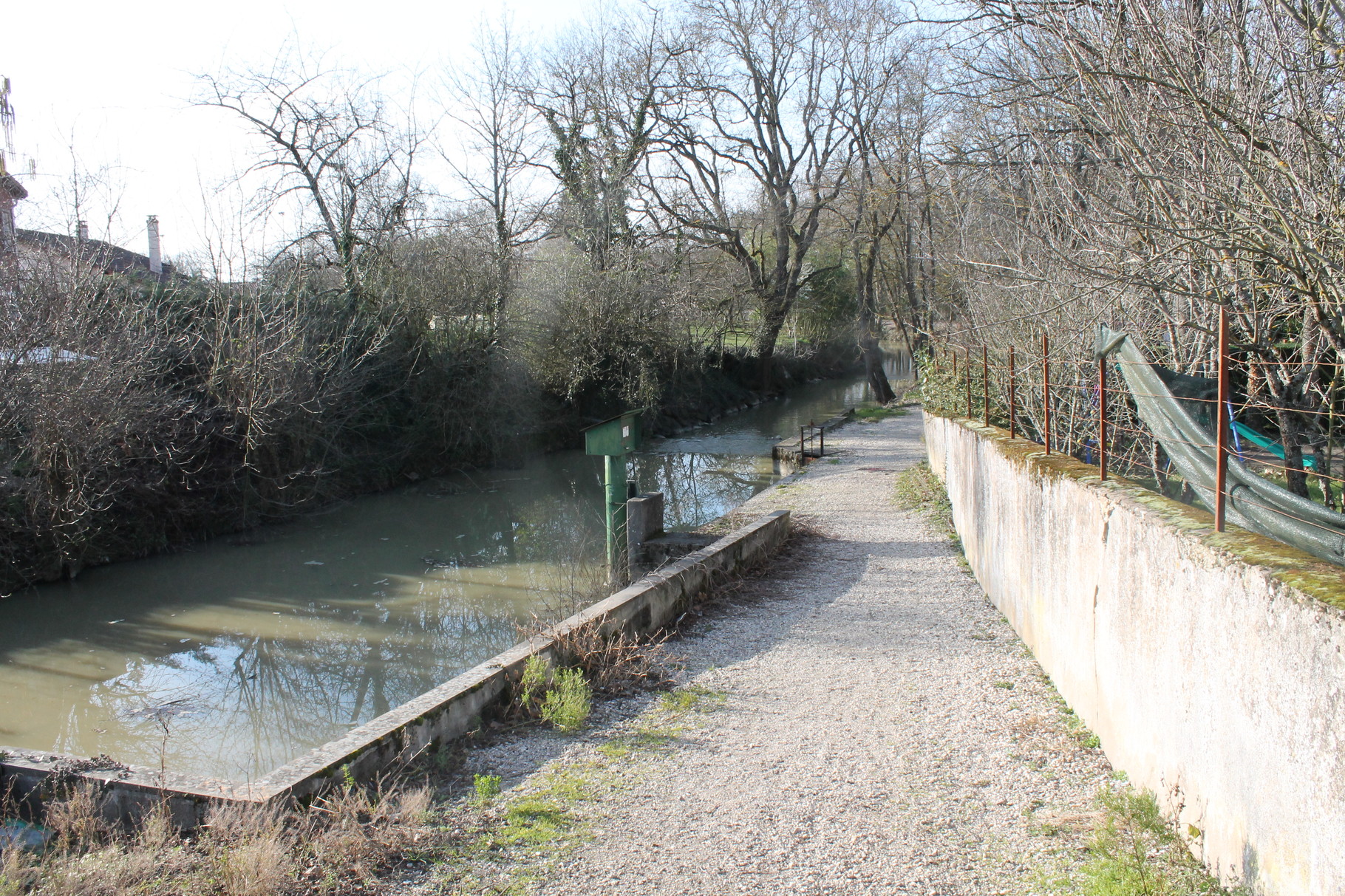 Pont le long de la départementale direction le stade de rugby