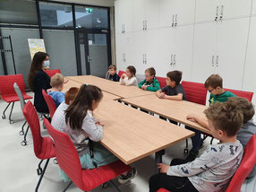 Wizyta klasy 1 i 2 w Miejskiej Bibliotece Publicznej