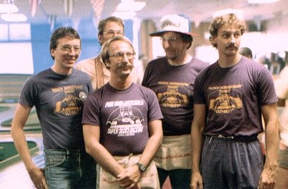 Steve Bogut, Tom Hansen, caché par Csaba Szekelyhidi, Joël Montague et Bruce Adamson à Clovis en 1984 aux U.S. Nats.