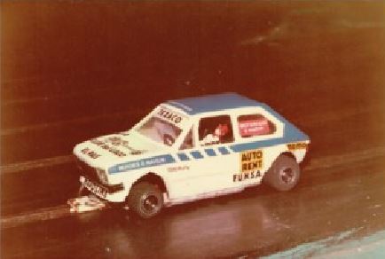 Slot car 1/24. Notez le sponsor FUNSA : Fábrica Uruguaya de Neumáticos SA. Marque de pneus uruguayenne disparue.