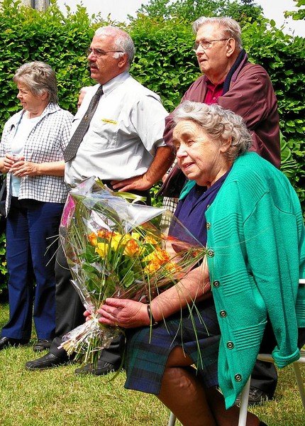 und Mama Rauber strahl innerlich mit ihren Blumen um die Wette