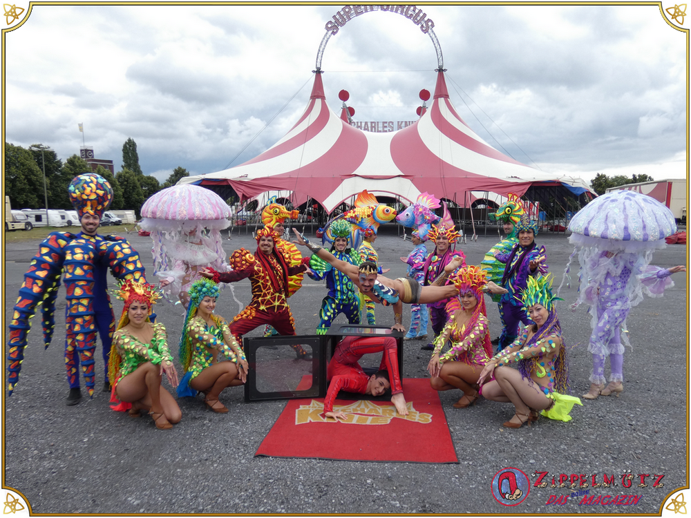 Der Zirkus ist in der Stadt