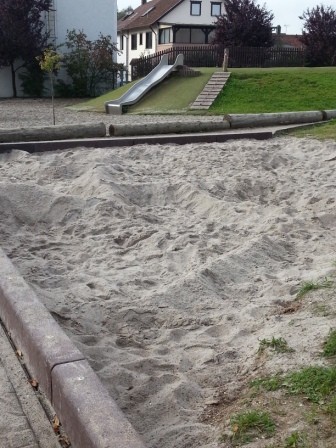 Neu! Unser Sandspielplatz. Hier wird kräftig gebuddelt und gebaut.