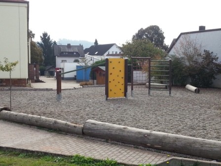 Nicht mehr ganz neu, dennoch gerne bespielt: Unser Klettergerüst.