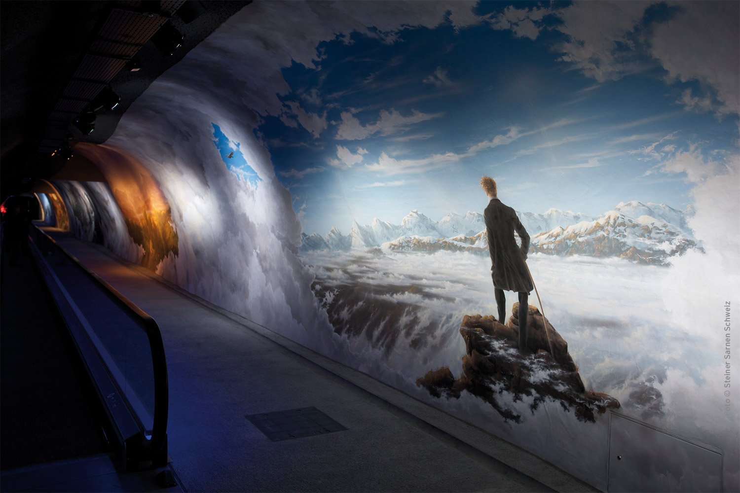 „Zu den Alpen hin“ ist der Titel der 80 Meter langen visuellen und akustischen Reise, gesäumt von Motiven romantischer Malerei.