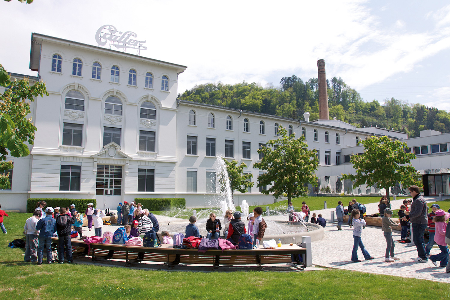 Seit 1898 steht die Schokoladenfabrik von Cailler im Herzen des Greyerzerlands. Neben Forschungs-, Entwicklungs- und Produktionsstätte ist sie heute zudem eine beliebte Tourismusattraktion.