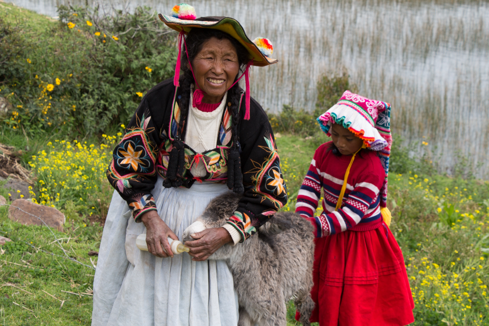 The colors of the flowers through women's clothing .