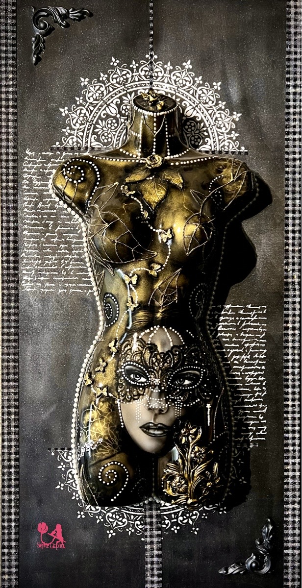 Buste plastique sur bois ( Aérographe, pâte relief, moulure, strass, vernis cabine)