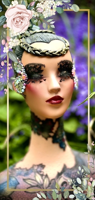 SÉRÉNITÉ sur tête base blanche, Aérographe, pâte a modeler, marqueurs, strass, ailles de papillon pour regard,  vernis mat