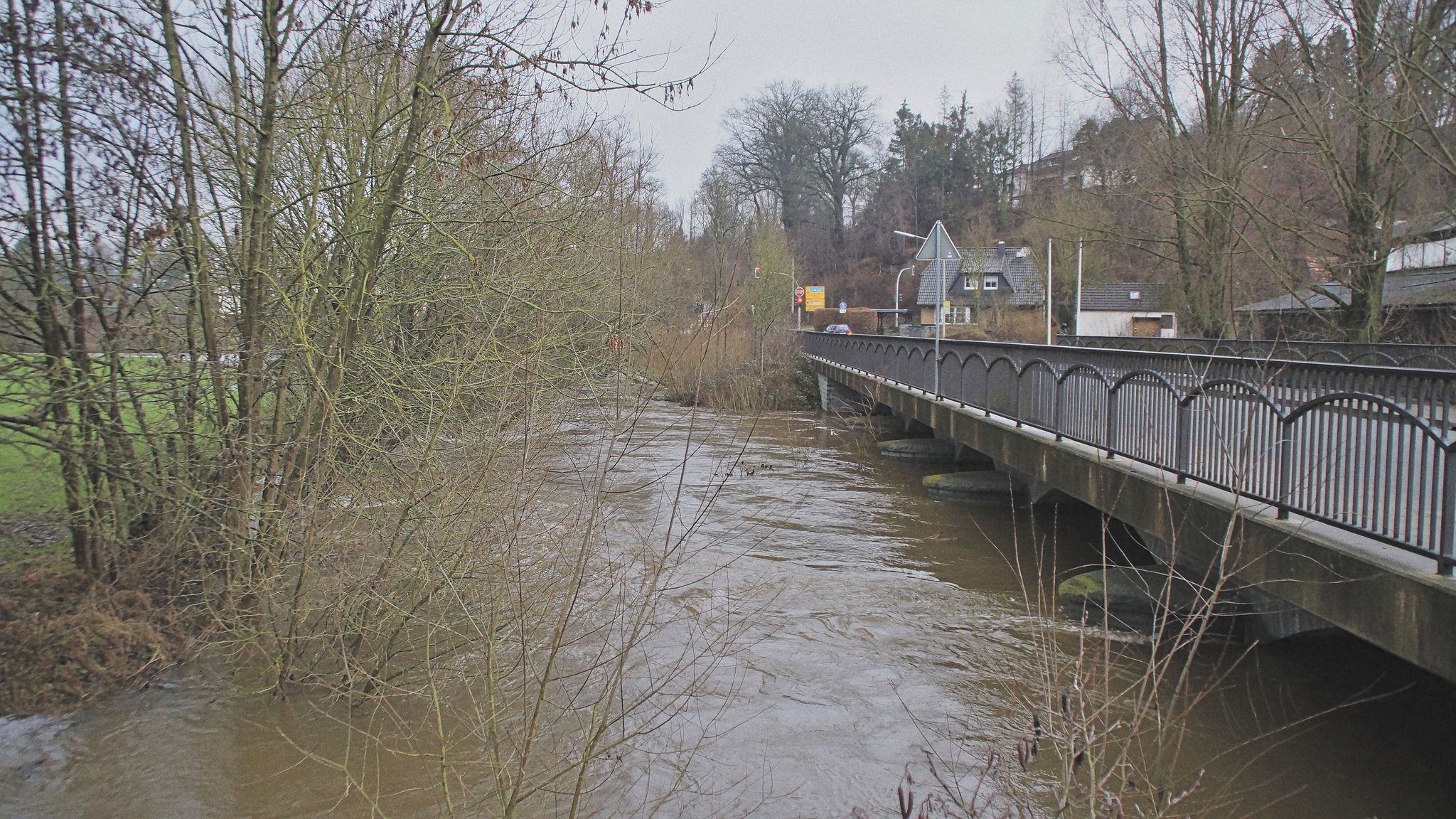 Möhnebrücke bei Hochwasser