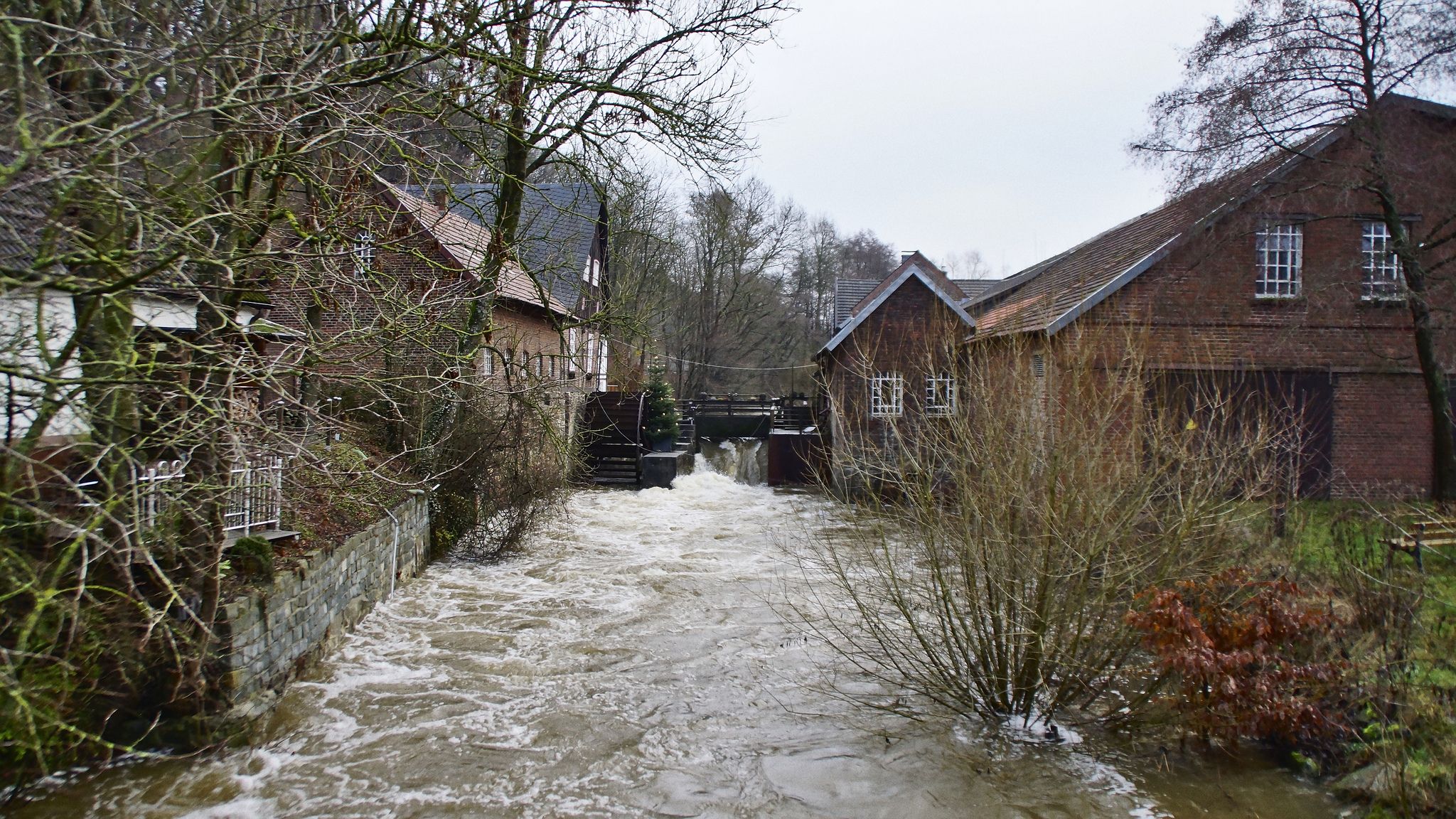 Das Mühlrad bei Hochwasser