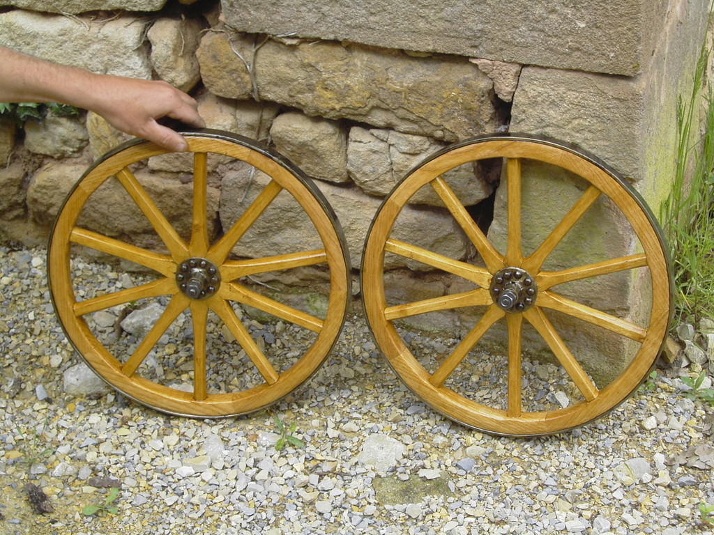 La fabrication et la restauration traditionnelle des roues en bois de  voitures à cheval - Ecurie d'attelage La Combe du Puy