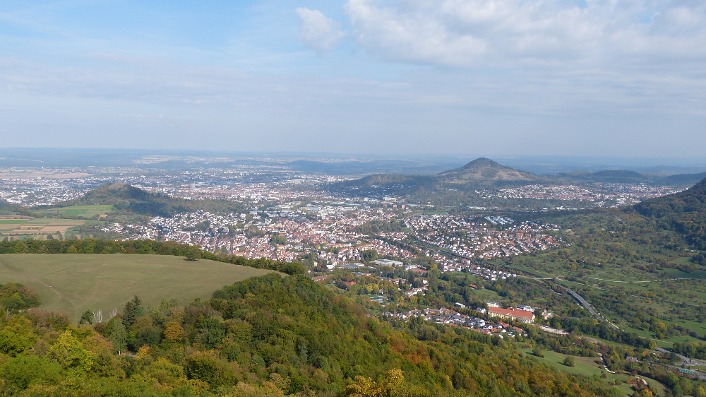 Pfullingen, Reutlingen, Eningen unter Achalm. Im Gegensatz zur Achalm (rechts) ist der Georgenberg (links) vulkanischen Ursprungs.