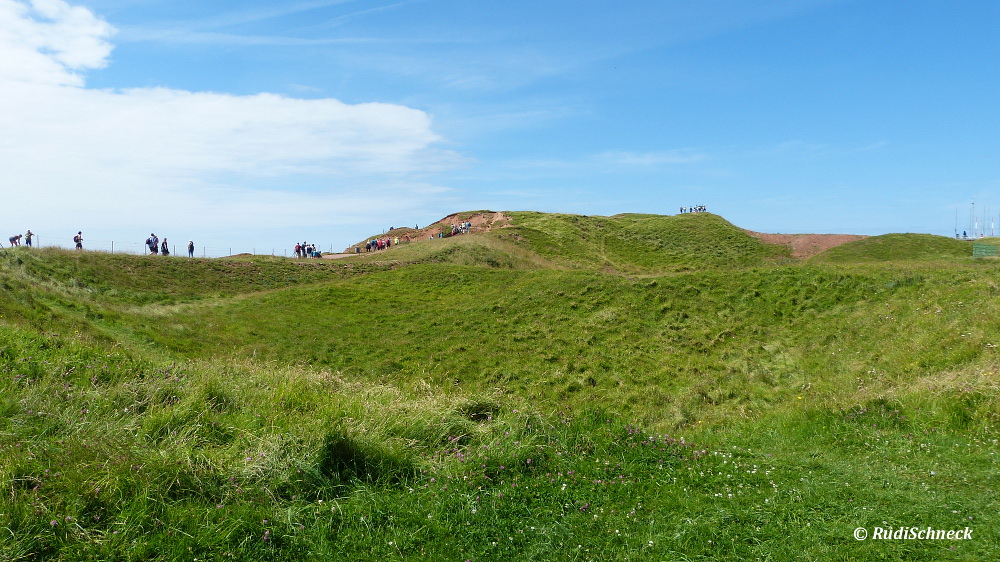 diese unebene Landschaft auf dem Felsen sind keine Dünen, sondern Bombentrichter vergangener Zeiten