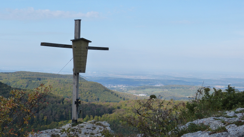 Wackerstein. Auf dieser Felsnase steht eines der wenigen Gipfelkreuze auf der Schwäbischen Alb.