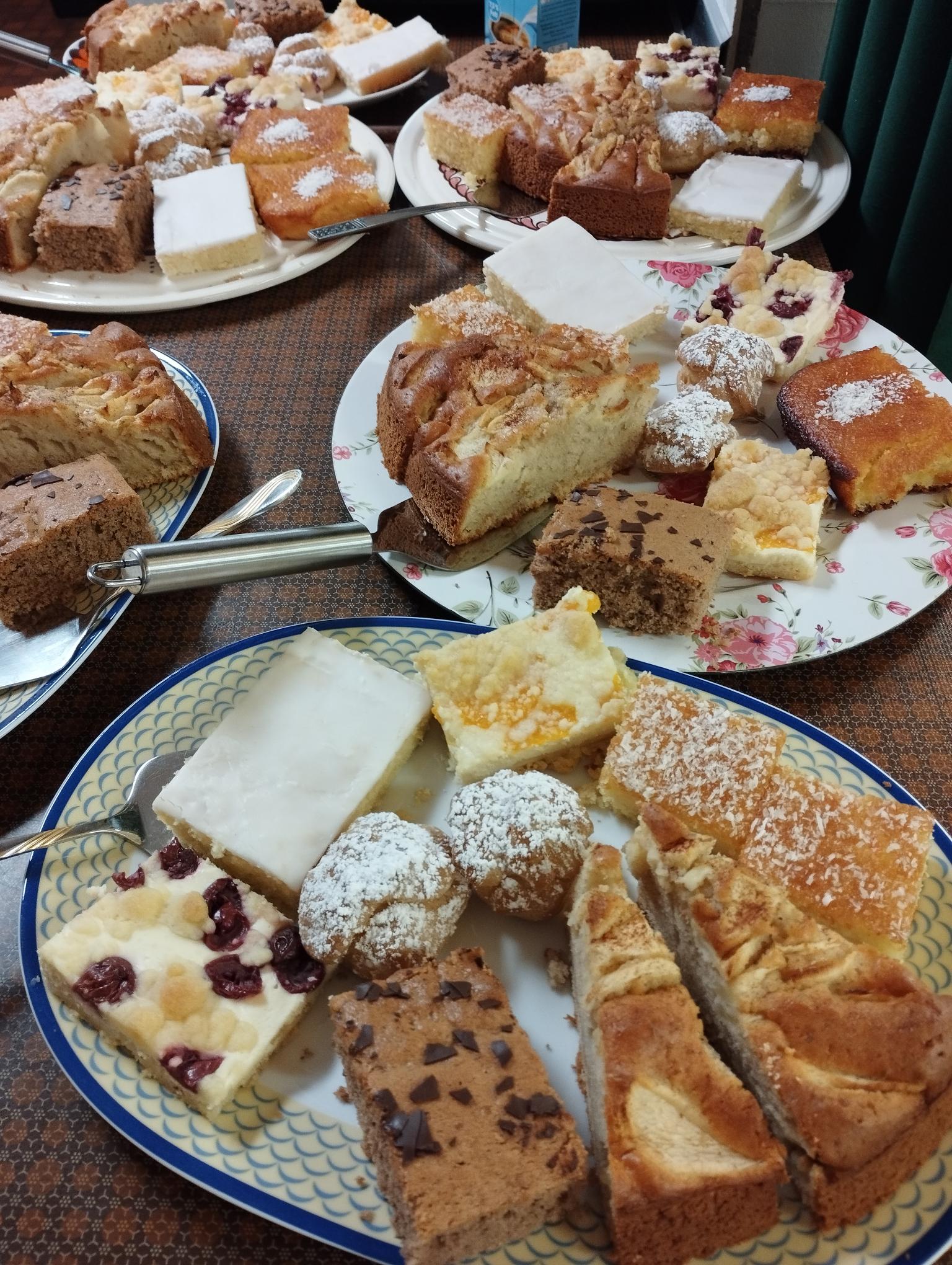 Es gibt immer selbst gebackenen Kuchen (Tanzcafé am 17.06.2024 im Seniorentreff Garstedt)