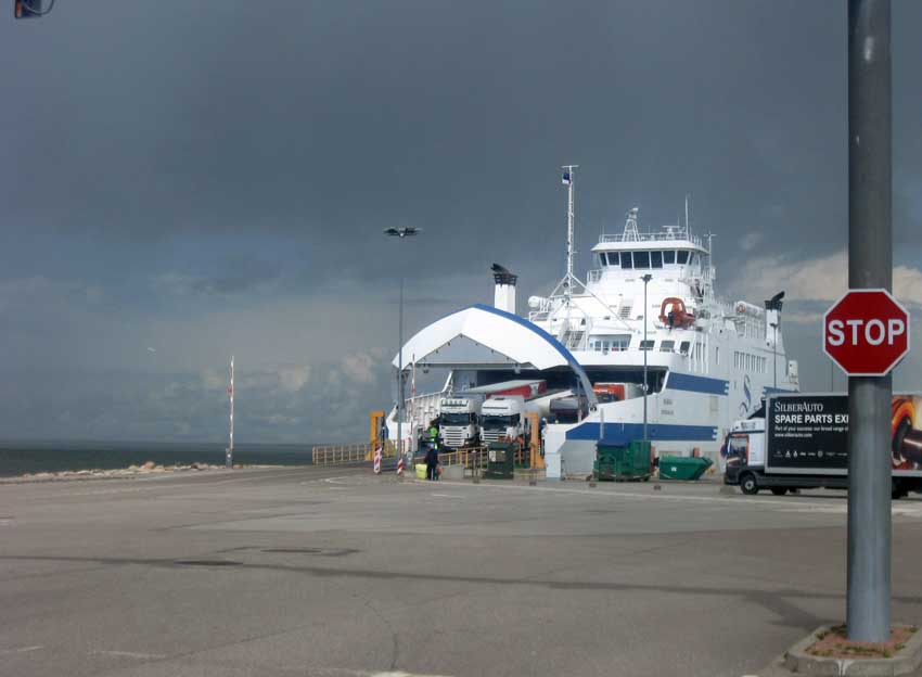 Dunkle Gewitterwolken über dem Fährfhafen von Virtsu