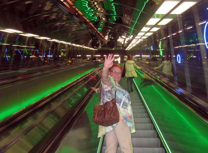 Auf der Metro-Rolltreppe