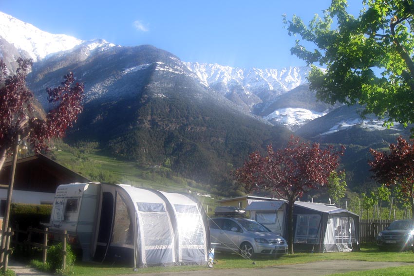 Blauer Himmel über dem Campingplatz Cevedale