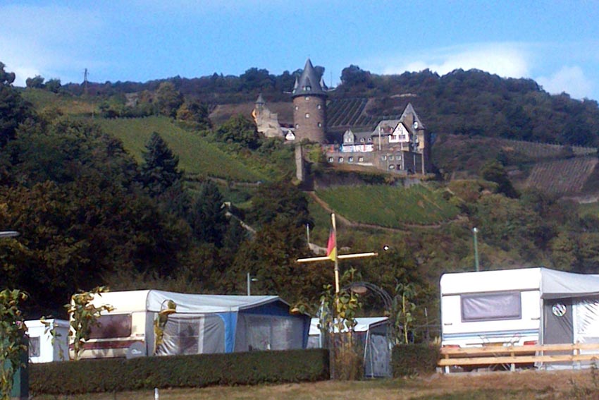 Blick zur Burg Stahleck (Jugendherberge)