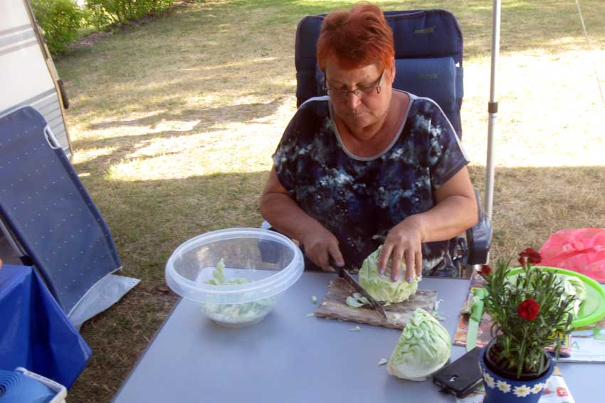 Aus dem Weißkohlkopf soll morgen eine Kohlsuppe werden