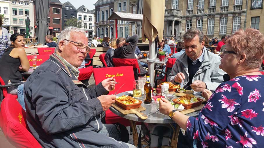 Mittagessen in einem Restaurant am Markt