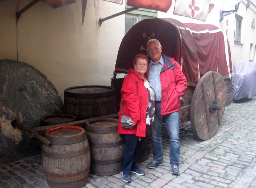 "Fotosession" vor mittelalterlicher Kulisse in Rigas Altstadt