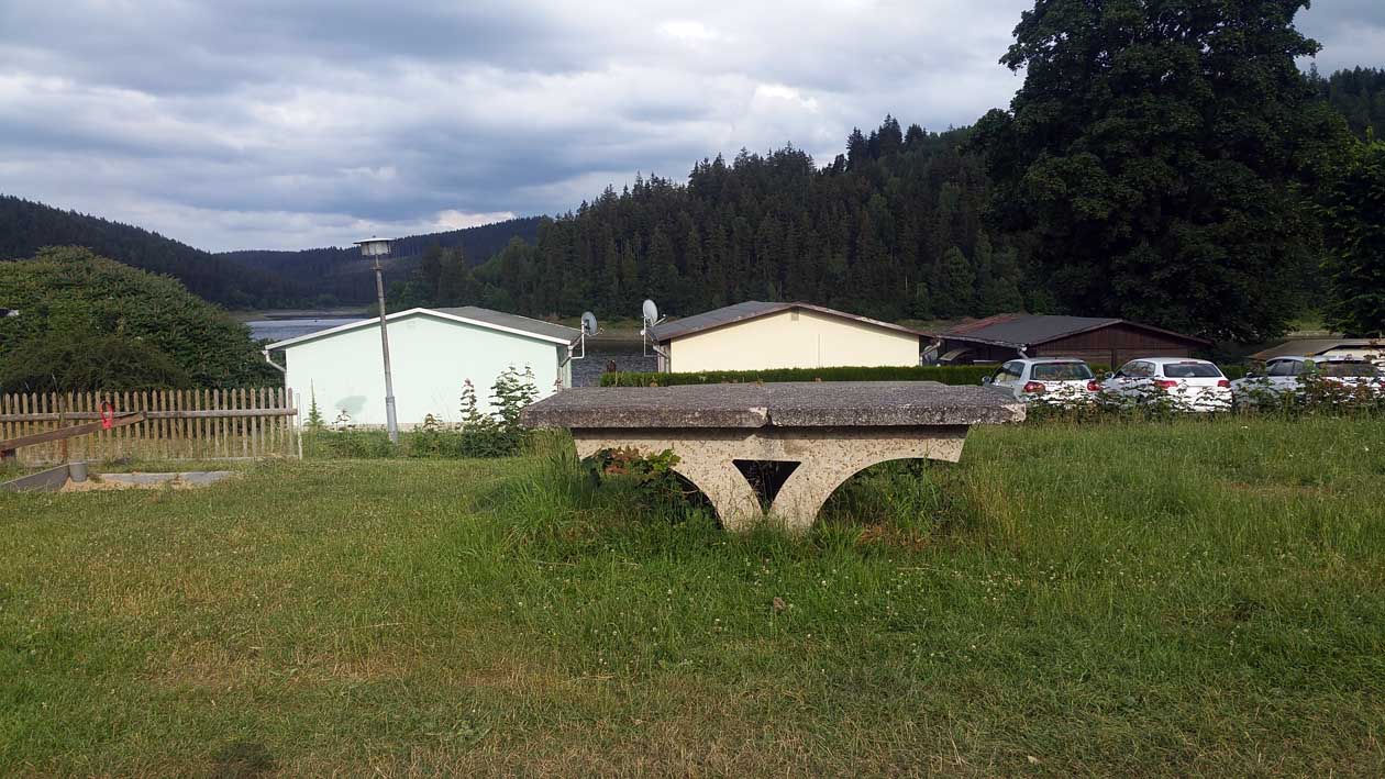 Ein Beton-TT-Tisch aus DDR-Zeiten schmückt den Campingplatz