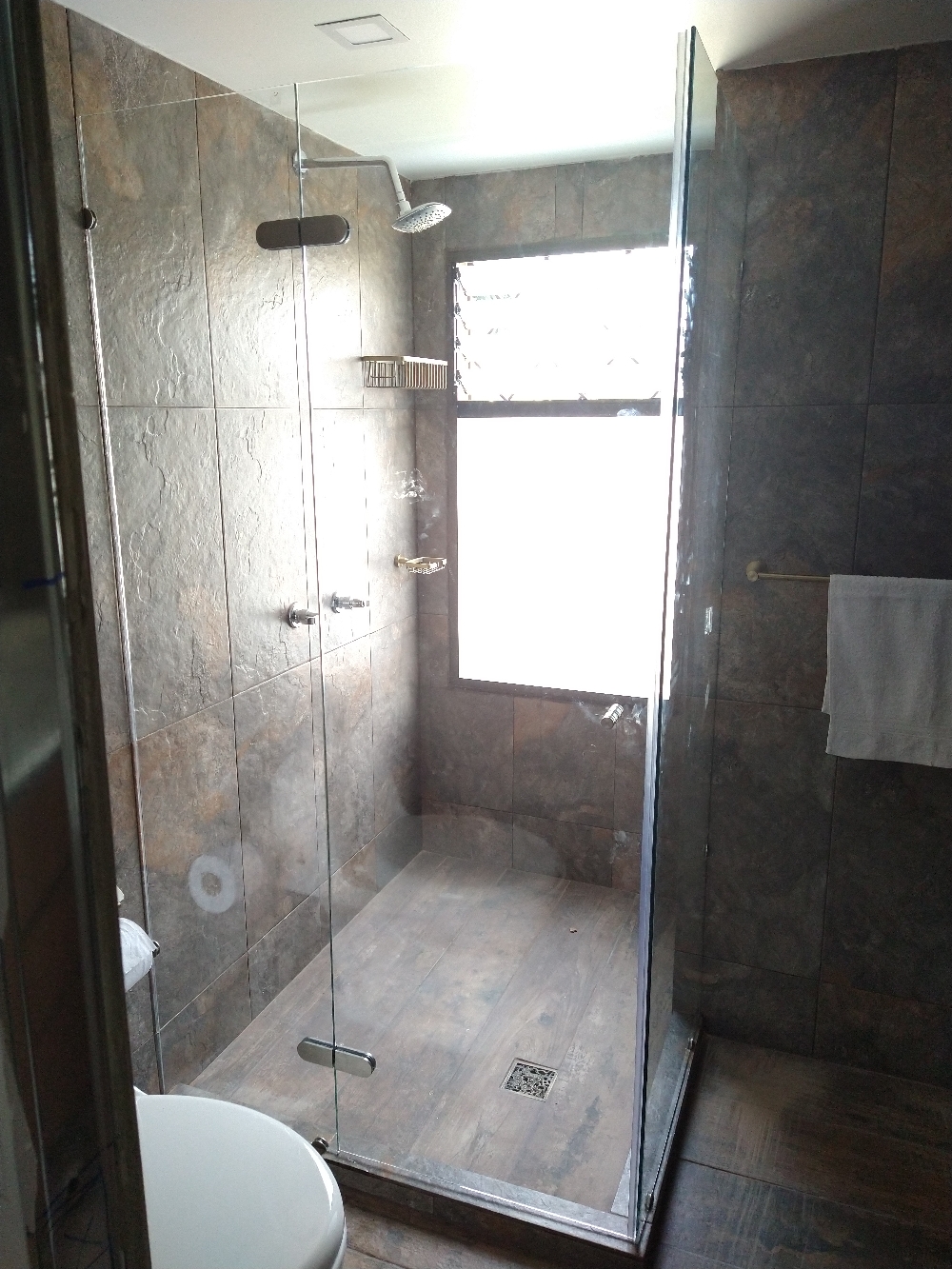 DIVISIONES PARA BAÑO EN VIDRIO TEMPLADO