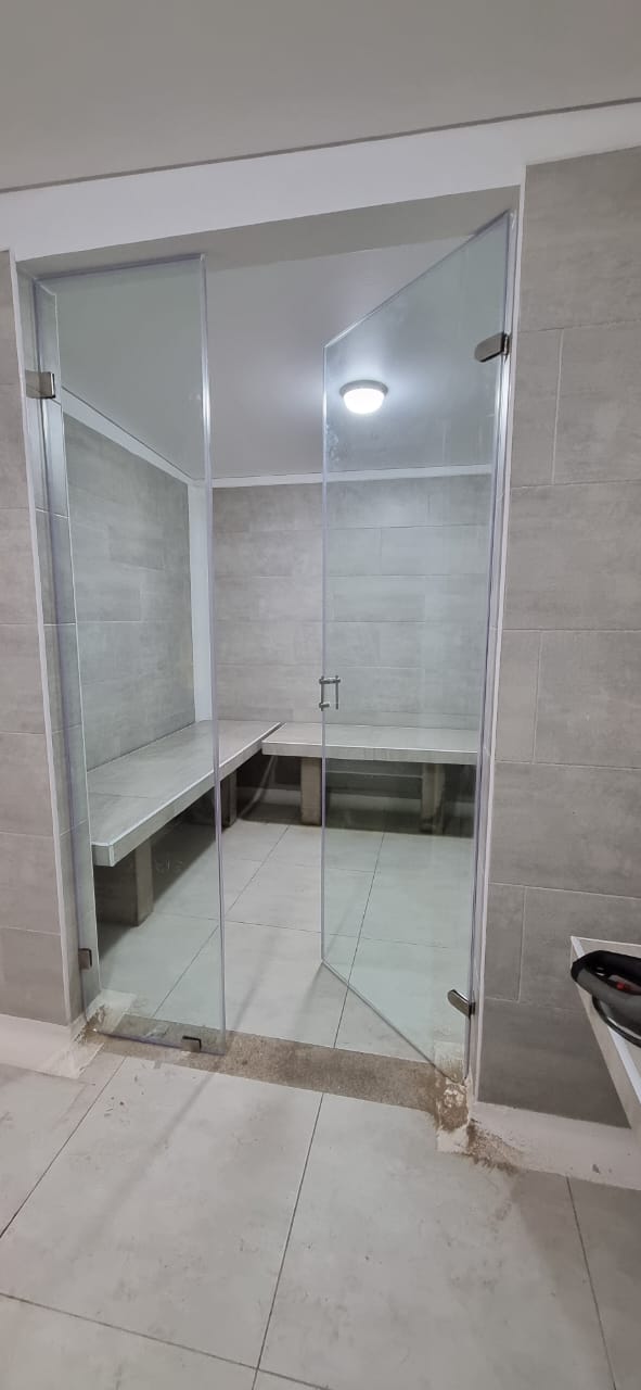 División para baño batiente con bisagras en acero para sauna