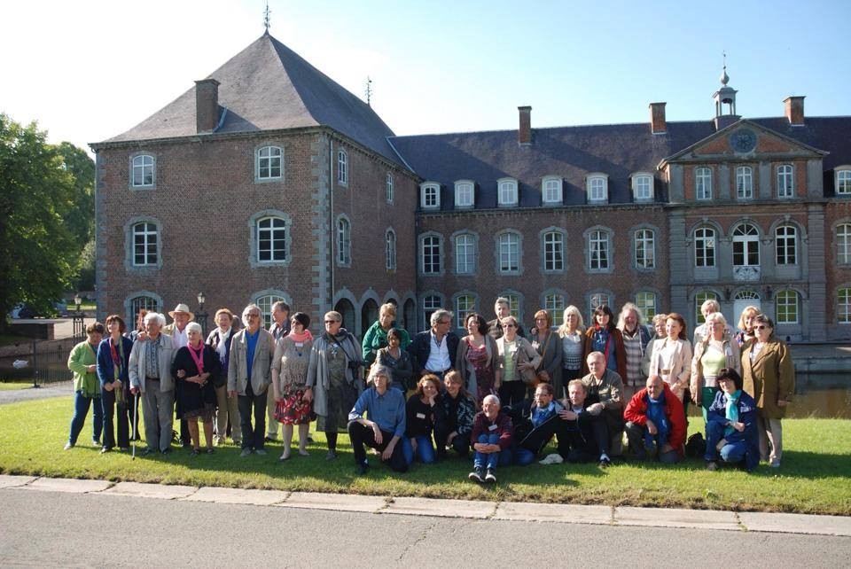 Photo de groupe pour clôturer l'Exposition devant le château de Franc-Warêt - Belgique