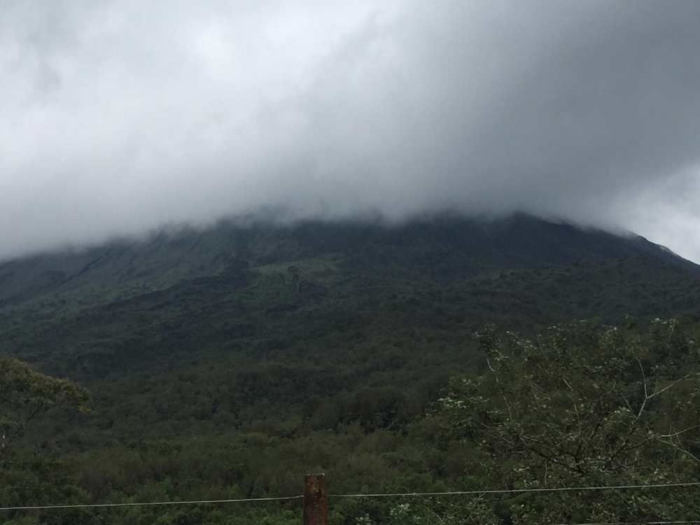 Der Vulkan „El Arenal“, leider sehr im Nebel versteckt