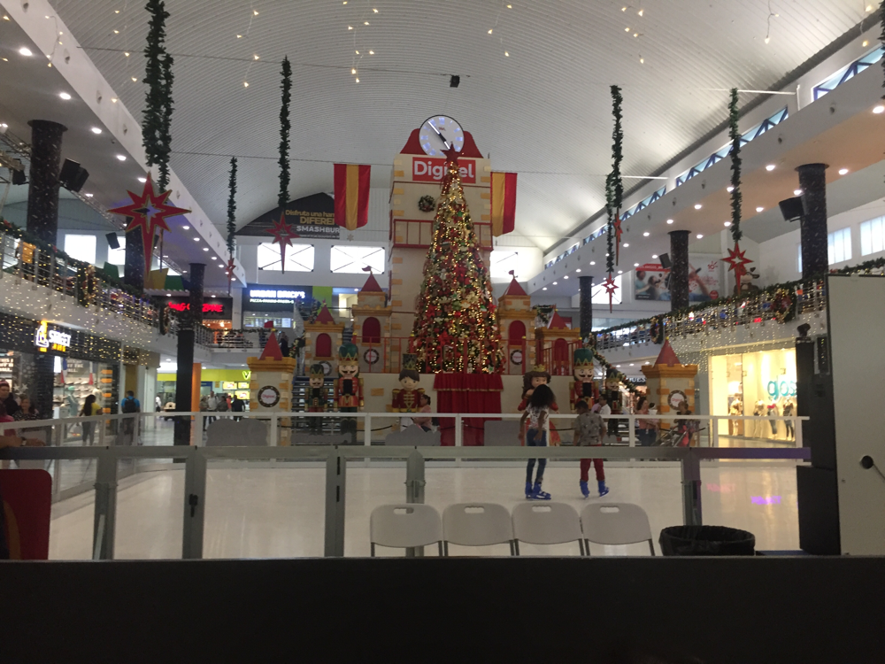 Diese Foto ist im Einkaufszentrum Albrook entstanden.  Riesige Weihnachtsdekoration und davor sogar eine Eisbahn :)