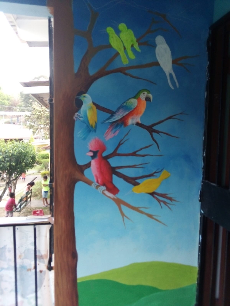 Ein Bild habe ich für euch, das Babyhaus wurde vorne neu gestrichen und mit diesen Vögeln bemalt