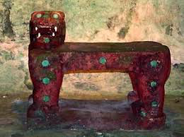 This jaguar throne was found in Chichen Itzá. The king would use this seat in order to gain jaguarforces. The throne is covered with jade stones and the eyes are made of malachite! Even kings needed duality to obtain unity. 