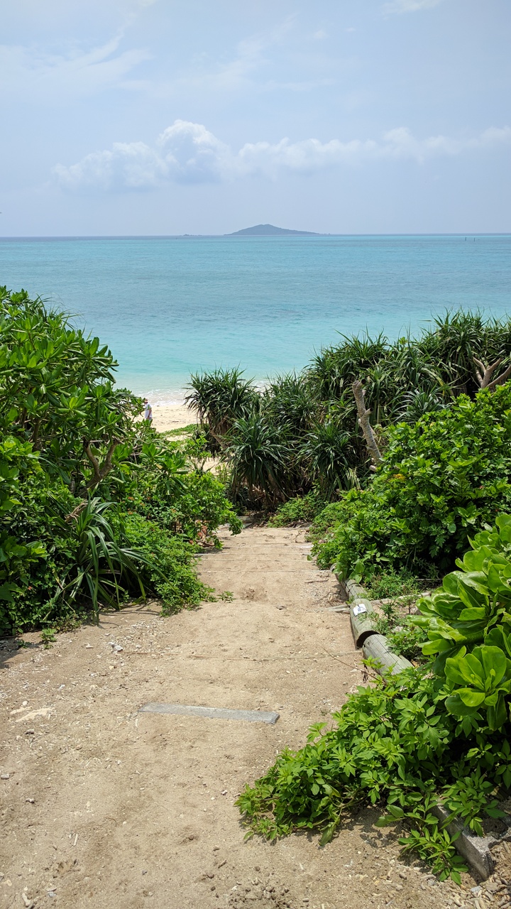 大神島を望む池間島のビーチ