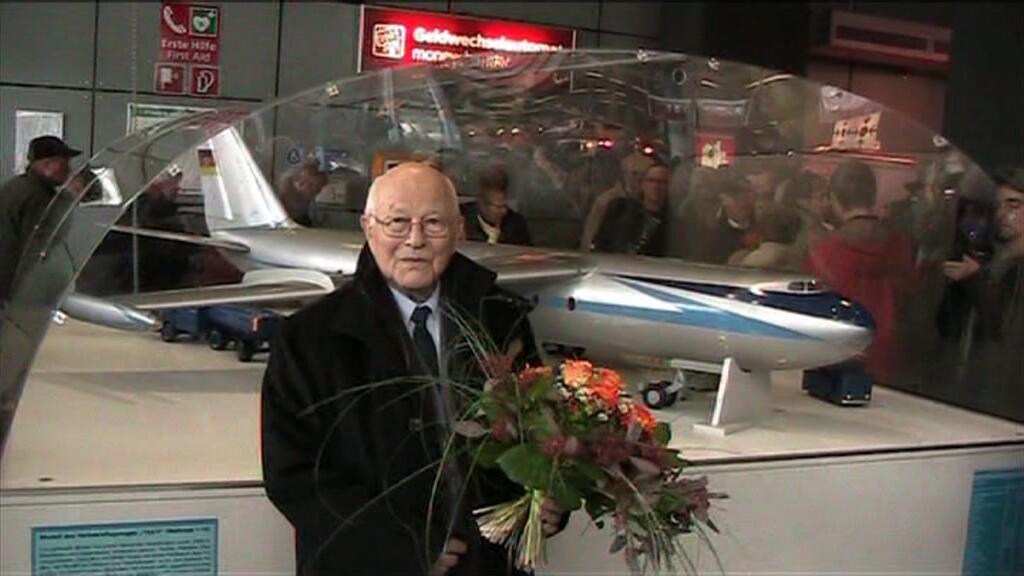 Gerhard Güttel vor dem Messemodell der 152