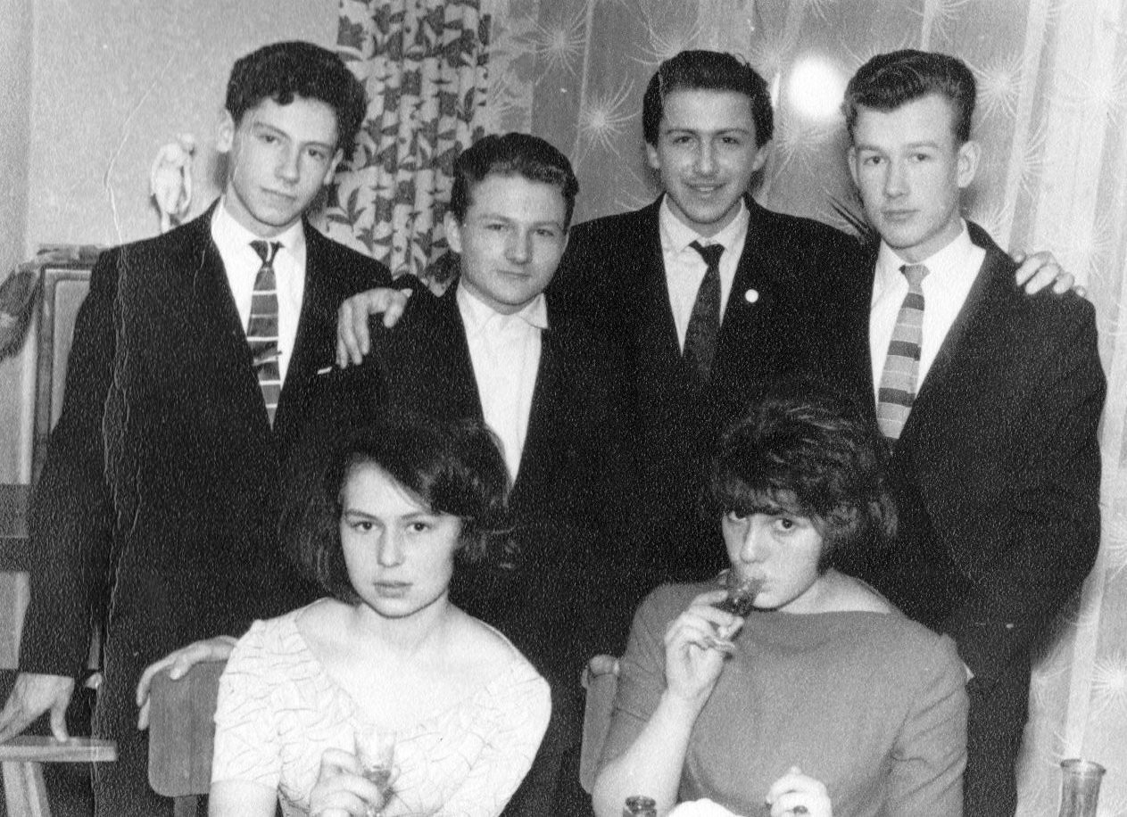Это на дне рождения Славика Старостина из 9"Б". 1962 год. Мальчики из 9"Б" и девочки из 9 "в". 