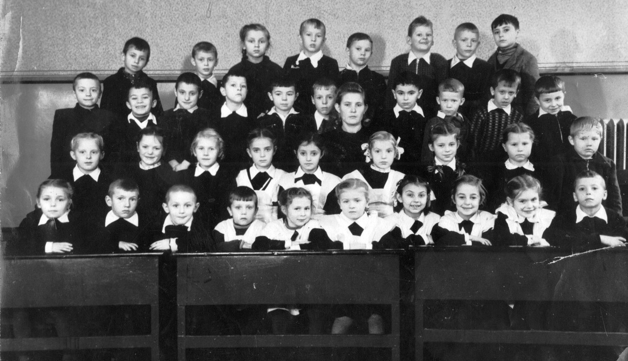 1"С" 1953 года. Учительница - Власова Анна Михайловна. Во втором классе поменялась и буква и учительница. Класс стал вторым "в".