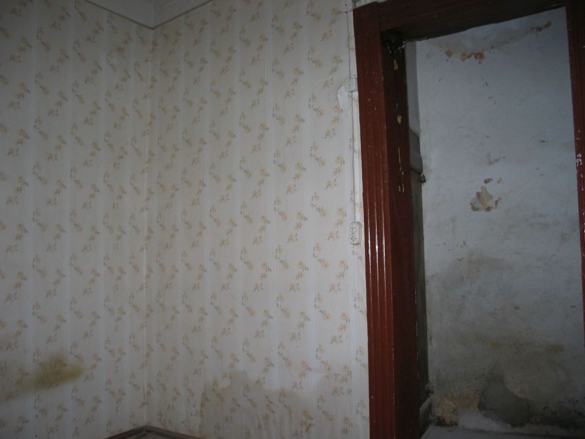 In Wohnräume unterteilte Halle (vor der Sanierung 2010/11)