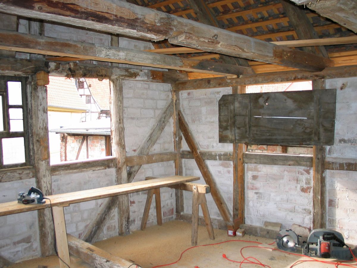Obergeschoss des Seitenflügels zu Beginn des Einbaus der Bohlenstube (Oktober 2008)